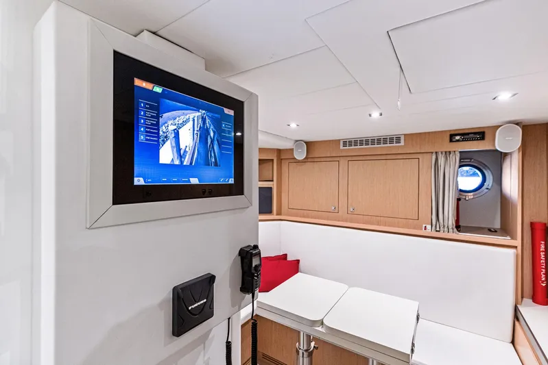 Isla Yacht Photos Pics 