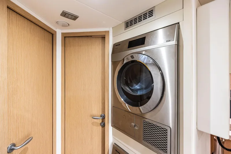 Isla Yacht Photos Pics 