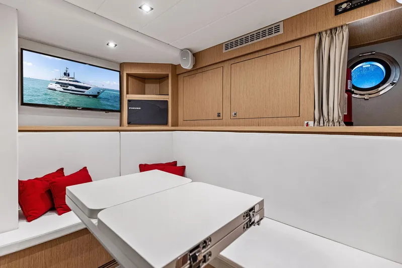 Isla Yacht Photos Pics 