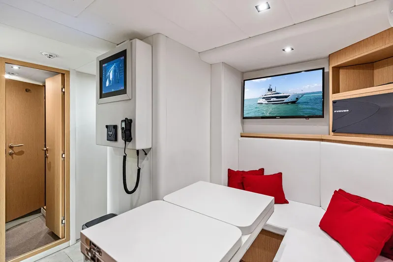 Isla Yacht Photos Pics 