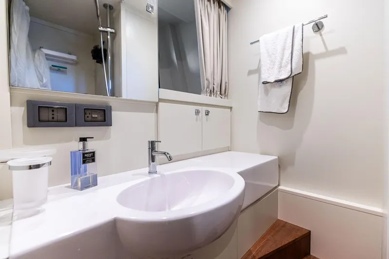 Isla Yacht Photos Pics 