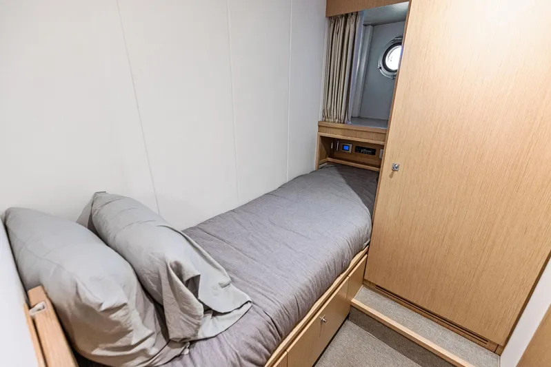 Isla Yacht Photos Pics 