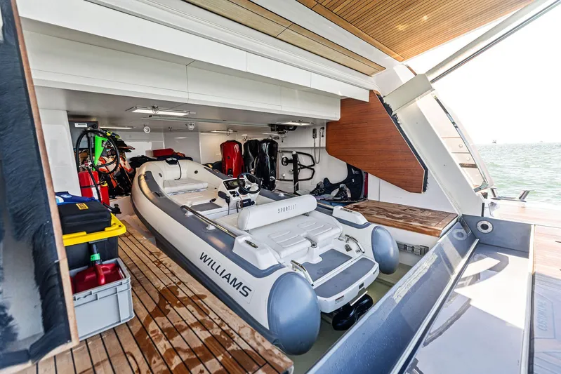 Isla Yacht Photos Pics 