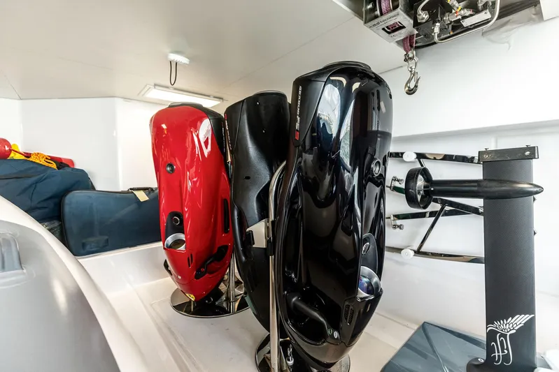 Isla Yacht Photos Pics 