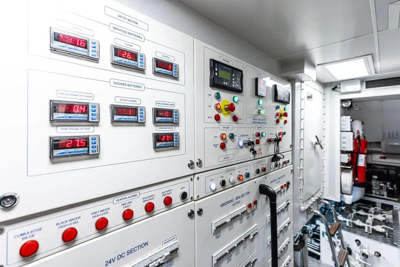 Isla Yacht Photos Pics 