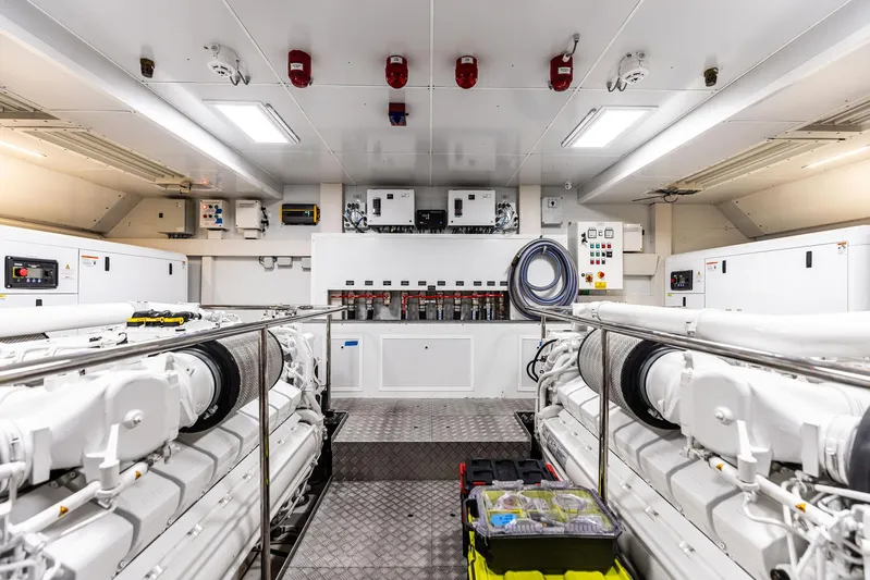 Isla Yacht Photos Pics 