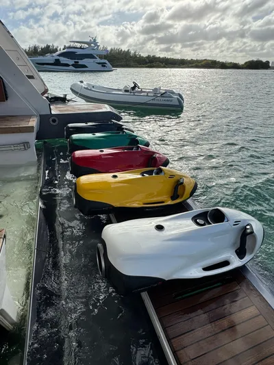 Isla Yacht Photos Pics 