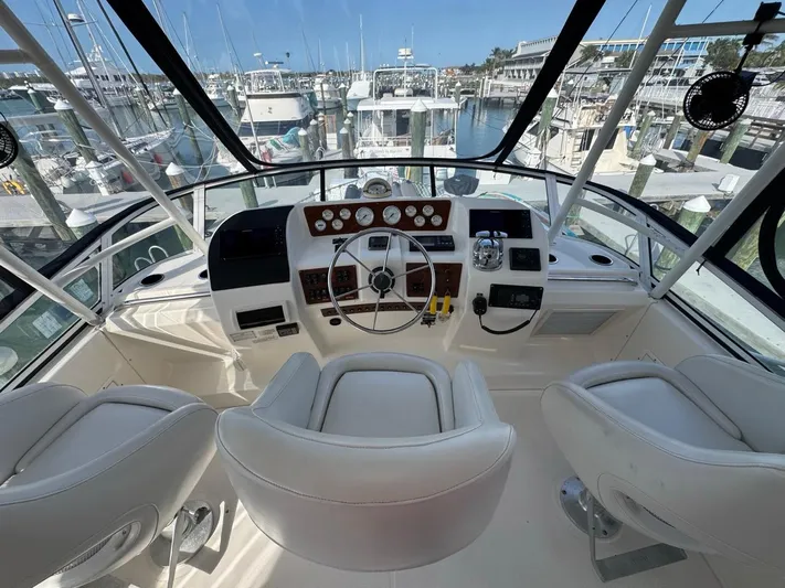 Nauti Boxer Yacht Photos Pics 13 2003 Silverton 453 Helm