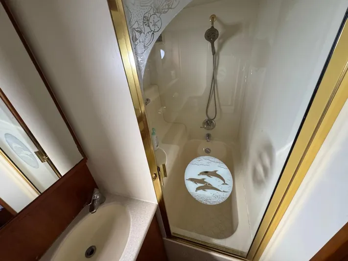 Nauti Boxer Yacht Photos Pics 36 2003 Silverton 453 Owners Ensuite Tub