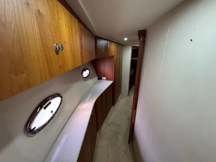 Nauti Boxer Yacht Photos Pics 38 2003 Silverton 453 Companionway Storage