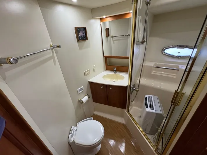 Nauti Boxer Yacht Photos Pics 45 2003 Silverton 453 Forward Head