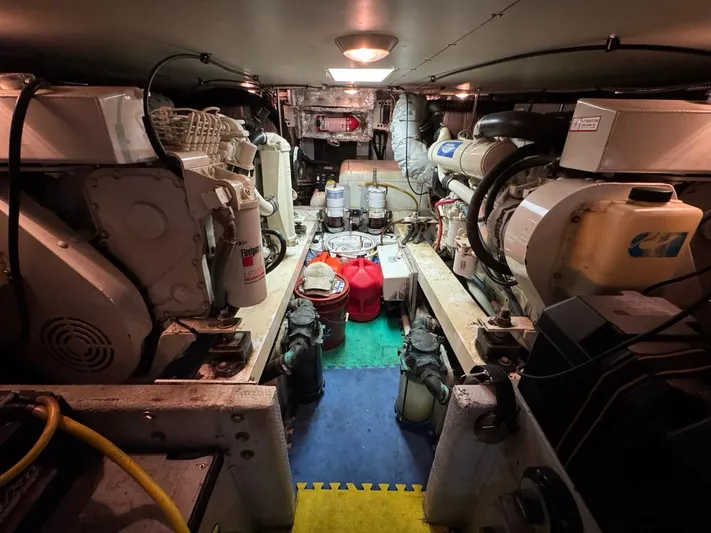 Nauti Boxer Yacht Photos Pics 49 2003 Silverton 453 Engine Room