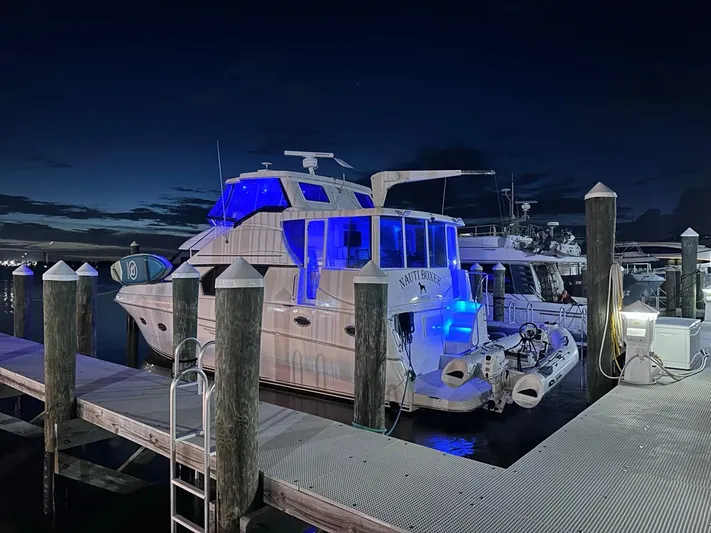 Nauti Boxer Yacht Photos Pics 1 2003 Silverton 453 Exterior Night