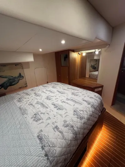 Nauti Boxer Yacht Photos Pics 48 2003 Silverton 453 VIP Stateroom