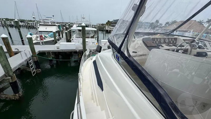 Nauti Boxer Yacht Photos Pics 19 2003 Silverton 453 Exterior Walkway Port Side