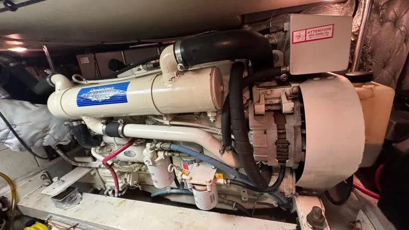 Nauti Boxer Yacht Photos Pics 50 2003 Silverton 453 Engine Room