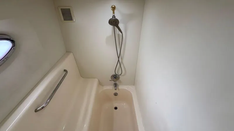 Nauti Boxer Yacht Photos Pics 37 2003 Silverton 453 Owners Ensuite Tub