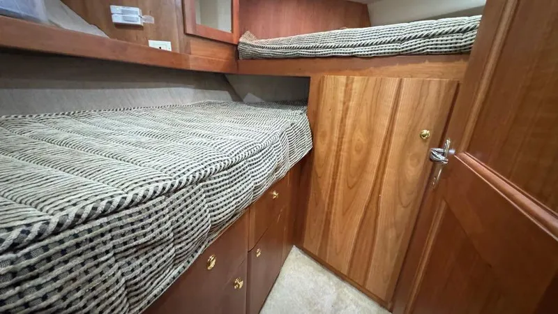 Nauti Boxer Yacht Photos Pics 44 2003 Silverton 453 Forward Stateroom