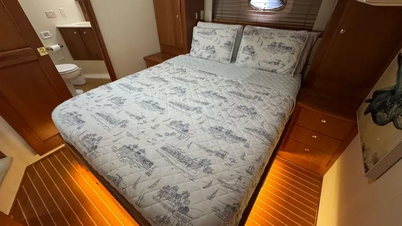 Nauti Boxer Yacht Photos Pics 47 2003 Silverton 453 VIP Stateroom