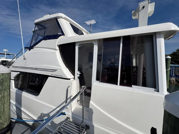 Nauti Boxer Yacht Photos Pics 6 2003 Silverton 453 Port Entrance