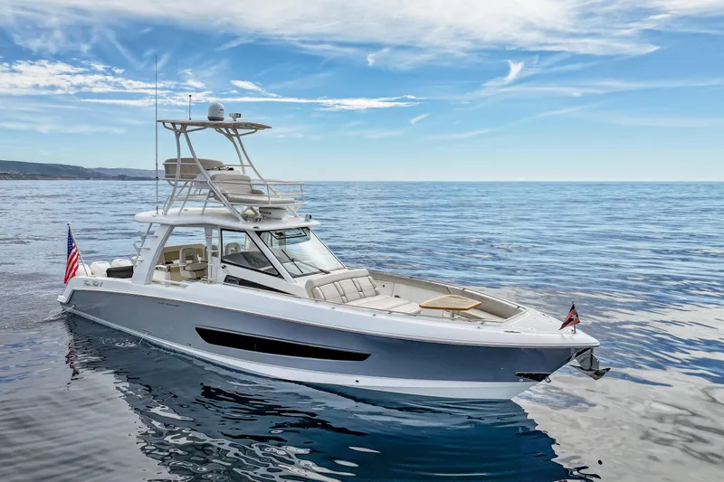 Fan Tail III Yacht Photos Pics 2018 Boston Whaler 420 Outrage boat on calm ocean waters under a clear sky.