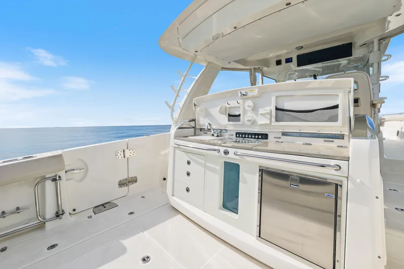 Fan Tail III Yacht Photos Pics 2018 Boston Whaler 420 Outrage boat deck with sleek kitchen setup, ocean view.