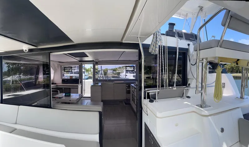 Seventeen Yacht Photos Pics 