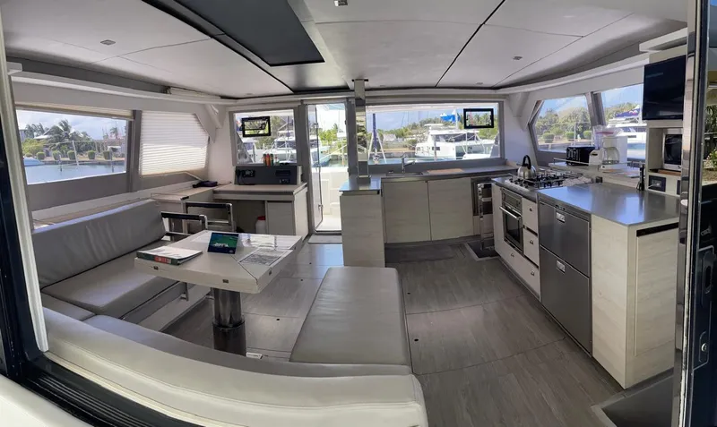 Seventeen Yacht Photos Pics 