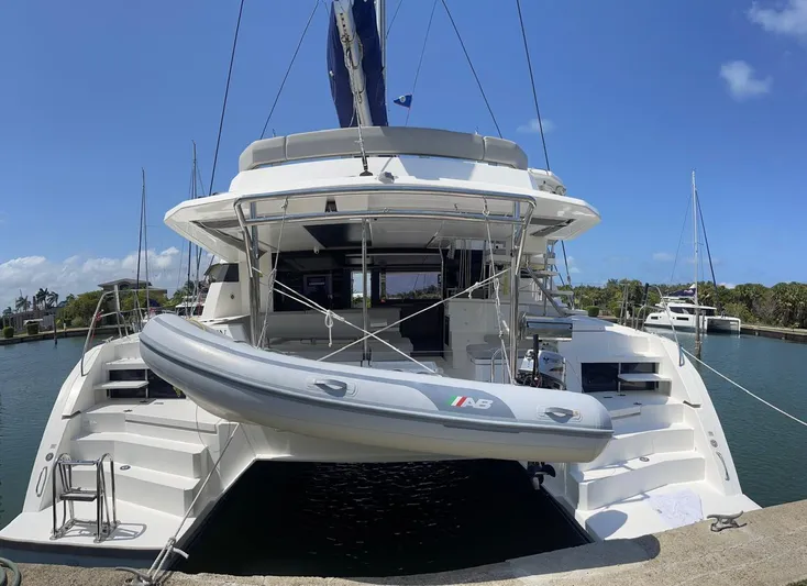 Seventeen Yacht Photos Pics 