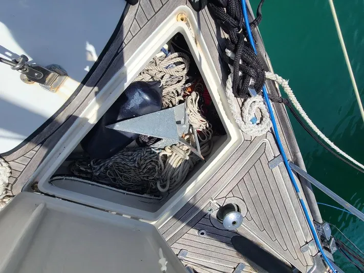Taita I Yacht Photos Pics Anchor and ropes in a 2001 Comet 54 DH sailboat storage compartment.