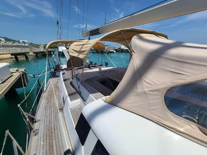 Taita I Yacht Photos Pics Sailboat Comet 54 DH, 2001 model, docked in a marina with clear blue water.