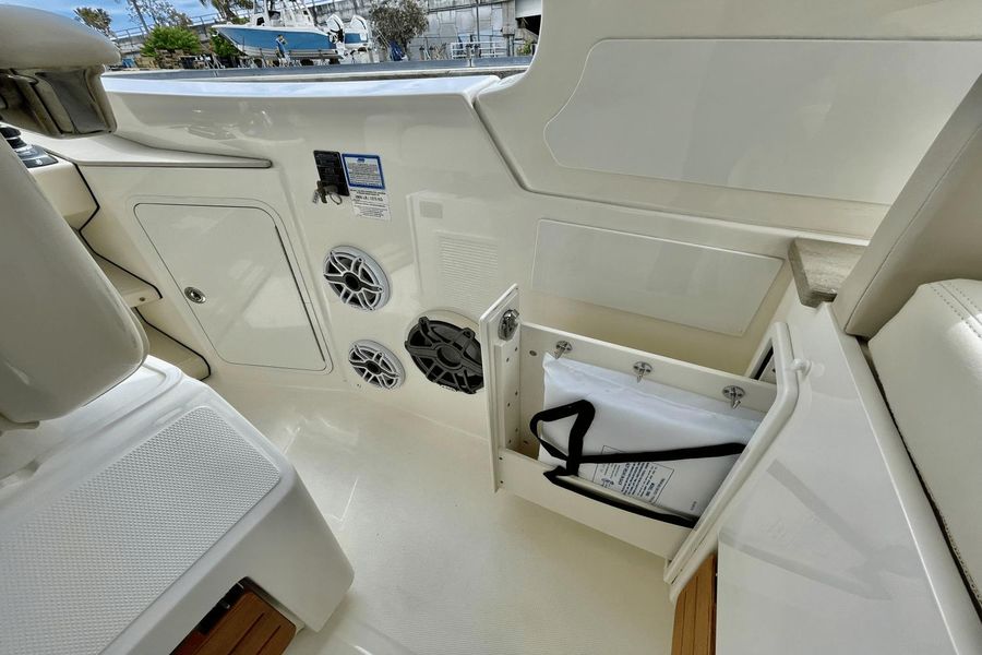 2020 Boston Whaler 380 Realm