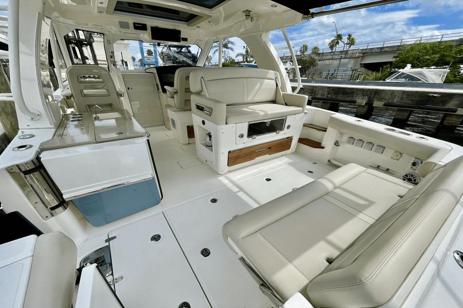 2020 Boston Whaler 380 Realm