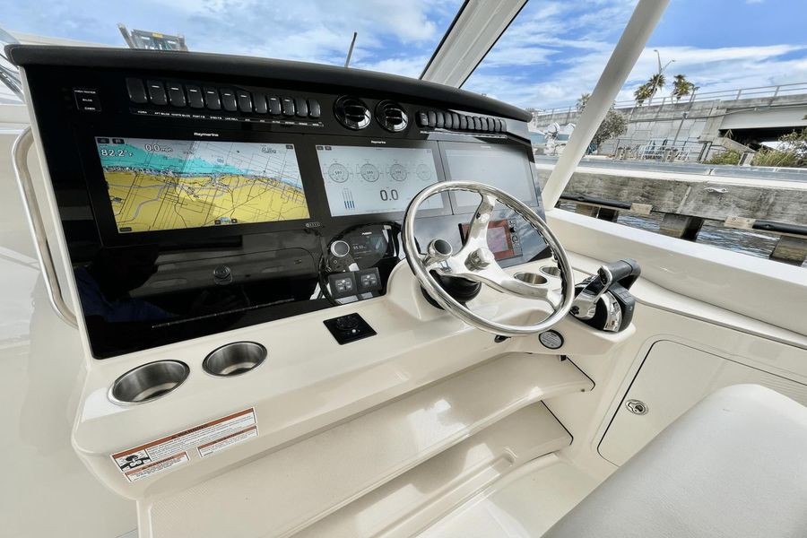 2020 Boston Whaler 380 Realm