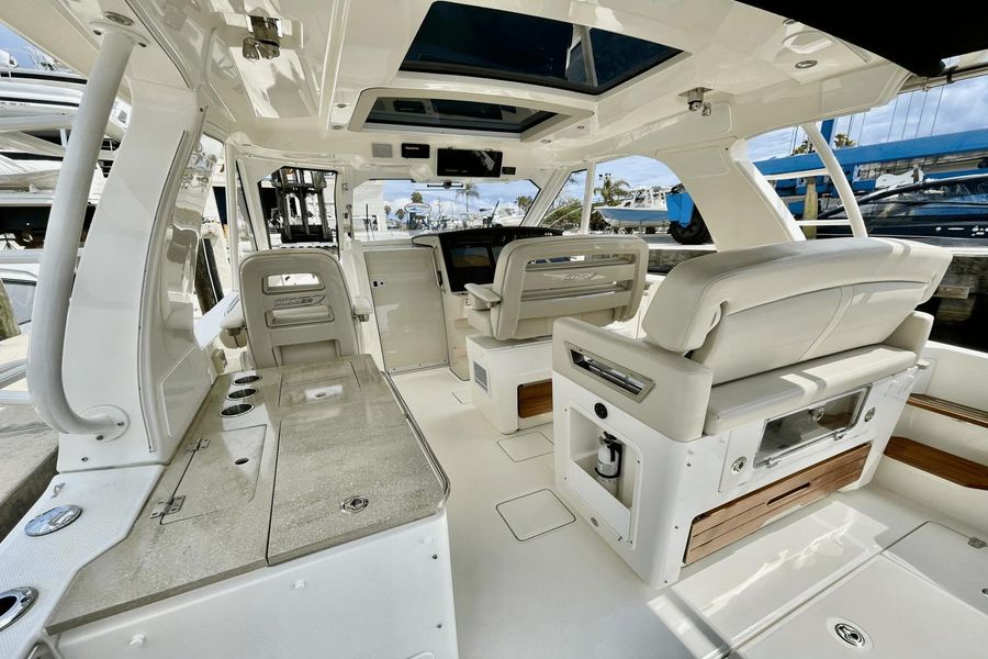 2020 Boston Whaler 380 Realm