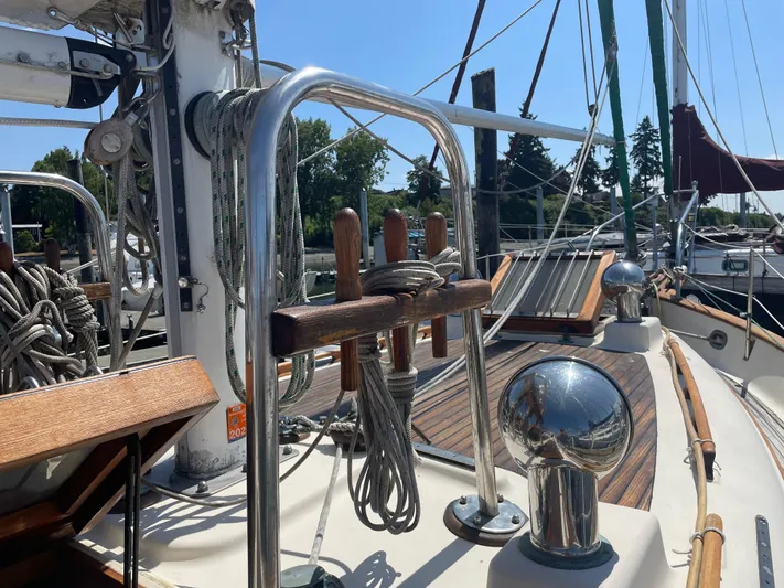 Mi Velero Yacht Photos Pics Deck of 1985 Hans Christian 33T sailboat with ropes and polished fittings.