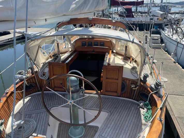 Mi Velero Yacht Photos Pics 1985 Hans Christian 33T sailboat cockpit with wooden details and steering wheel at marina.