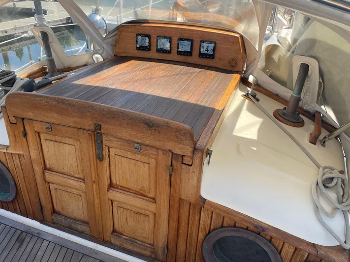 Mi Velero Yacht Photos Pics 1985 Hans Christian 33T sailboat cockpit with wooden hatch and navigation instruments.