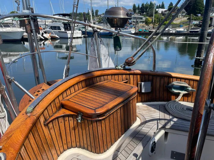 Mi Velero Yacht Photos Pics 1985 Hans Christian 33T sailboat cockpit with wooden details, docked in a marina.