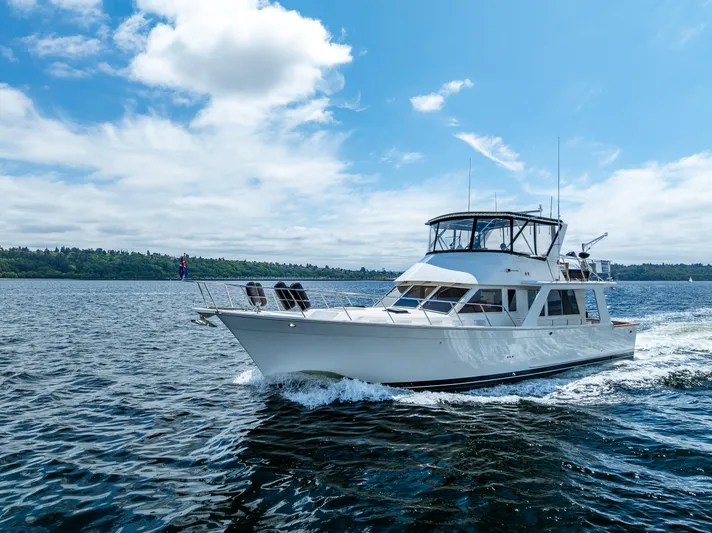 Am&eacute;lie Yacht Photos Pics Offshore Yachts 52 Sedan, 1997 model, cruising on open water under a clear sky.