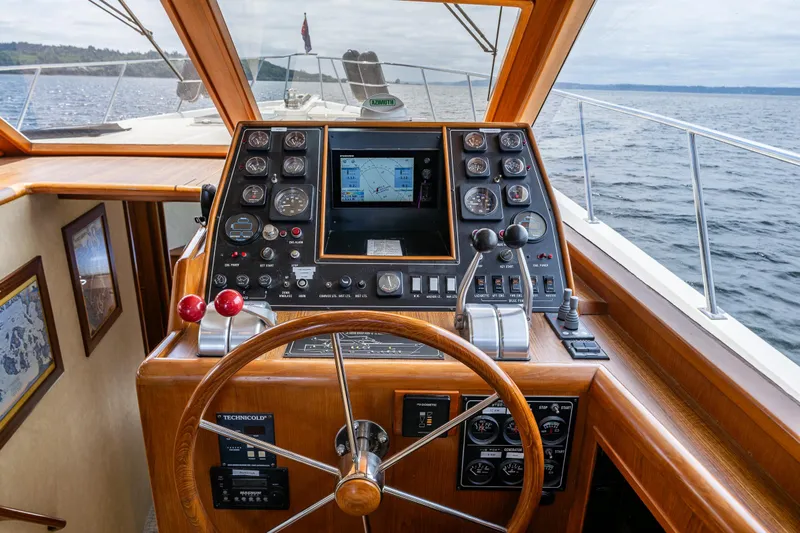 Am&eacute;lie Yacht Photos Pics Cockpit of 1997 Offshore Yachts 52 Sedan with navigation controls and steering wheel.