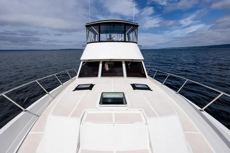 Am&eacute;lie Yacht Photos Pics Offshore Yachts 1997 52 Sedan cruising on open water under a cloudy sky.