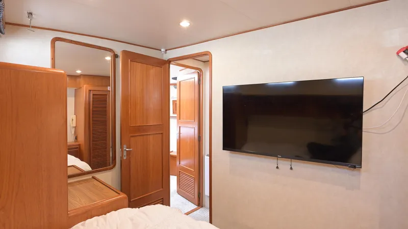 Am&eacute;lie Yacht Photos Pics Interior of 1997 Offshore Yachts 52 Sedan with TV and wooden furnishings.