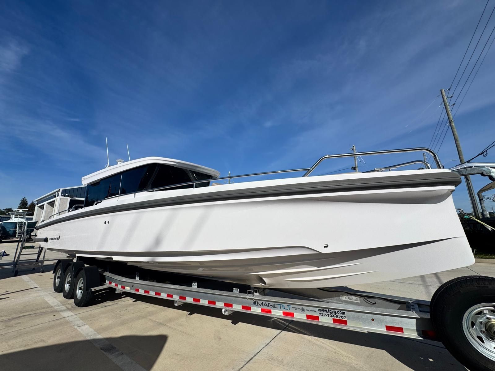 アポロ 2023 Axopar 37 XC CROSS CABIN Center Console for sale - YachtWorld