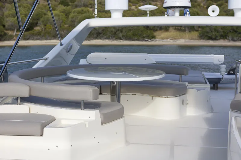  Yacht Photos Pics Luxurious seating area on 2004 Ferretti Yachts 680, featuring elegant outdoor design.