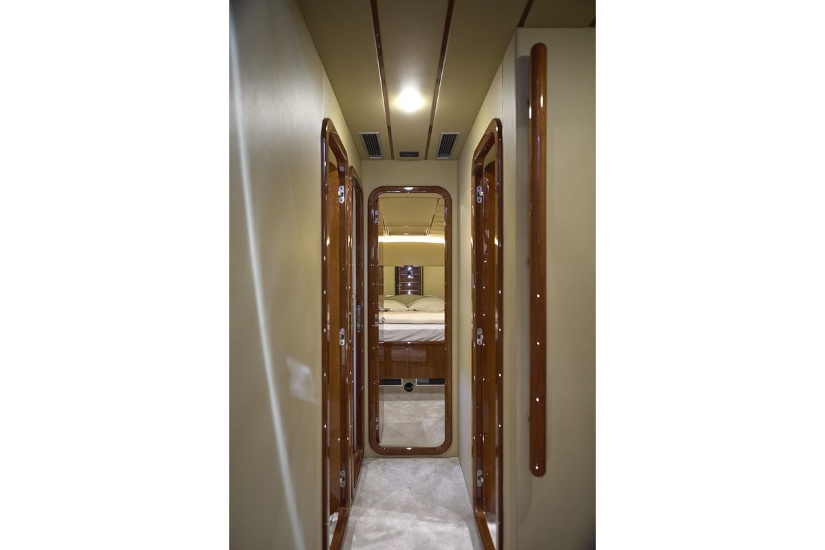 2004 Ferretti Yachts 67 