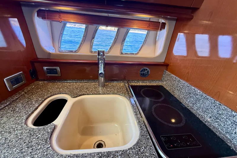Knock On Wood Yacht Photos Pics Luxurious 2008 Sea Ray 38 Sundancer yacht kitchen with sink and stovetop.
