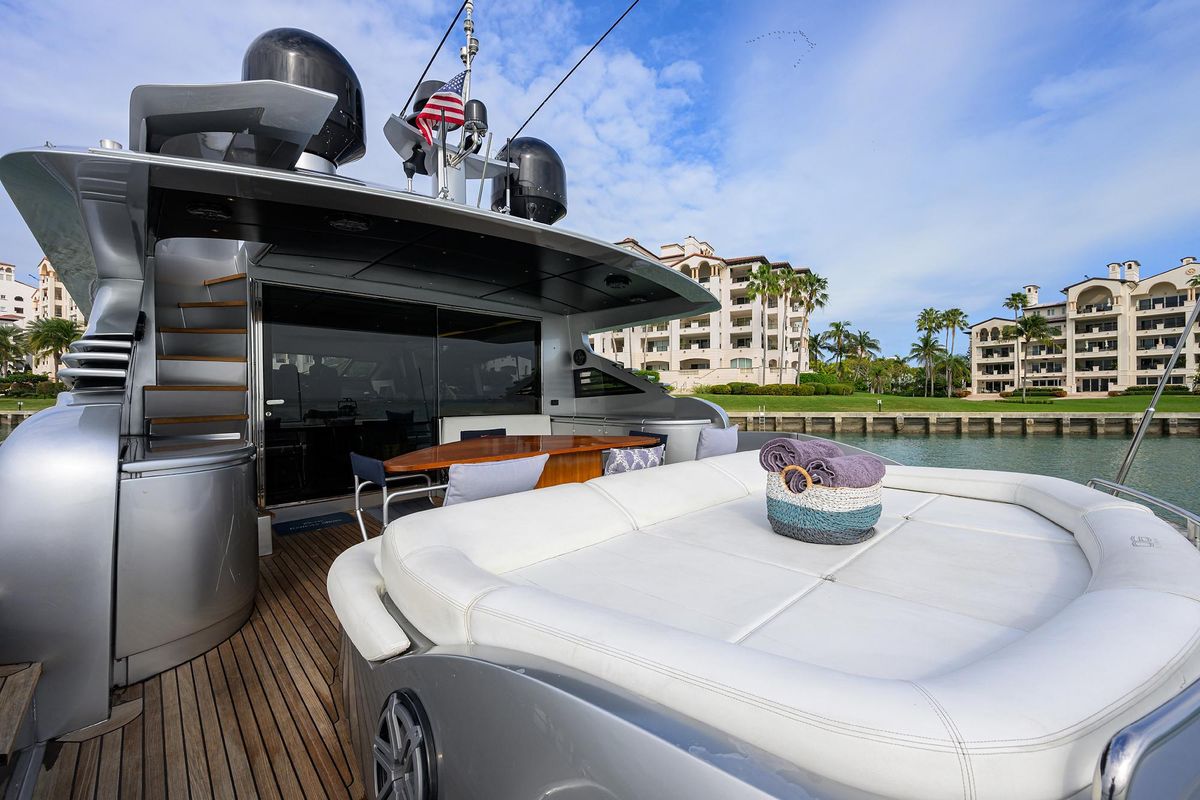 2009 Pershing 90 