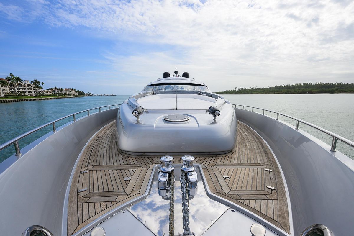 2009 Pershing 90 