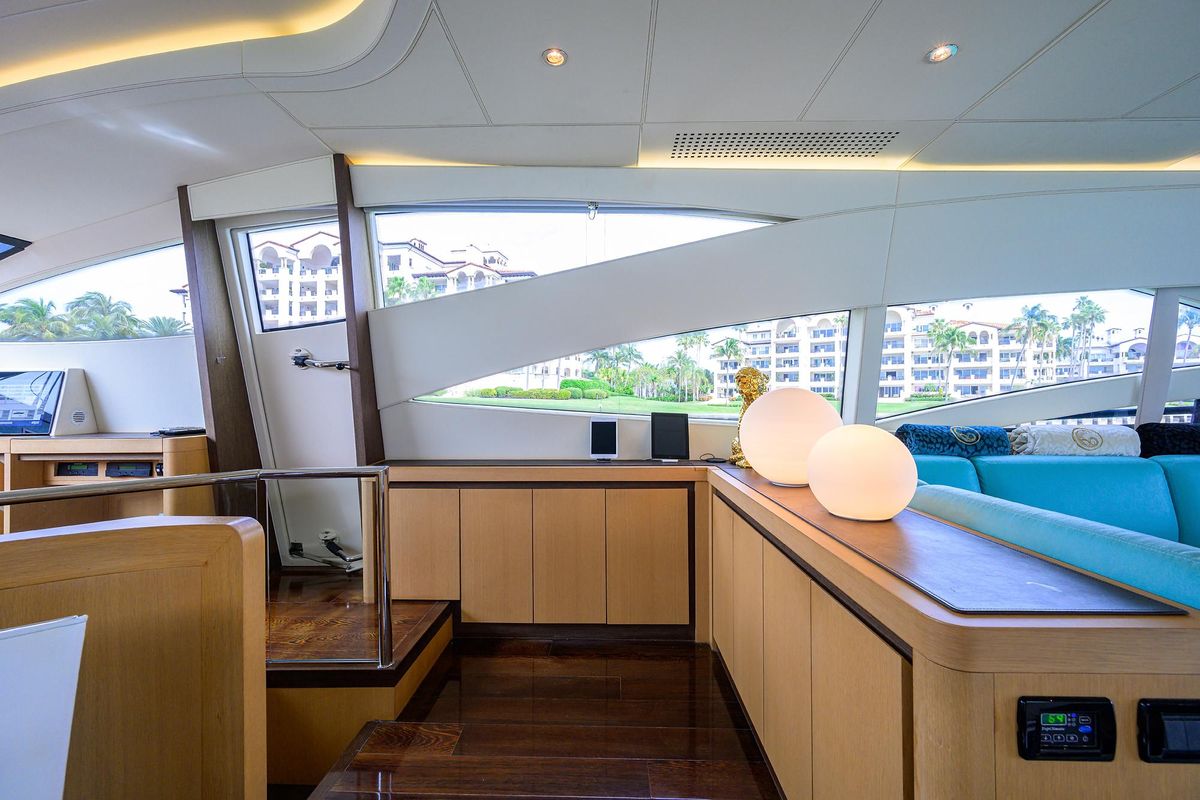2009 Pershing 90 